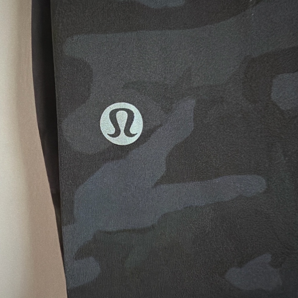 Lululemon Black Camo Crop Leggings Size 4 High Rise Pockets - Picture 2 of 5